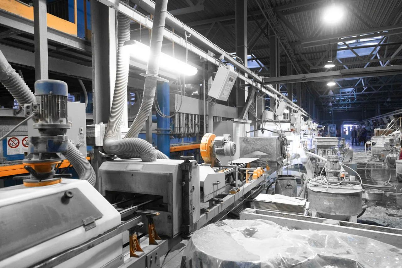 Manufacture of cement inside the building of the plant